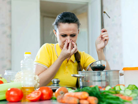 برای رفع بوی سوختگی از غذا چه باید کرد؟