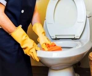تمیز کردن توالت فرنگی با روش های سالم و بی خطر 